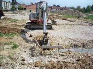 Implantation des chaises - Excavation des fouilles après élaboration du terrassement