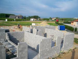 Elévation des murs du rez-de-chaussée en agglo