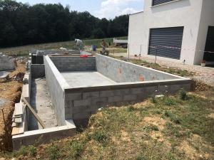 Elévation des murs de la piscine et du local technique en bloc à béton banché