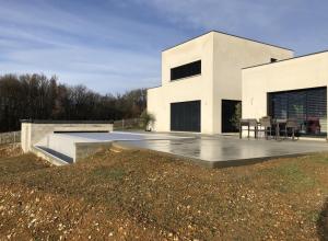 Construction d’une piscine à débordement et des terrasses extérieurs 