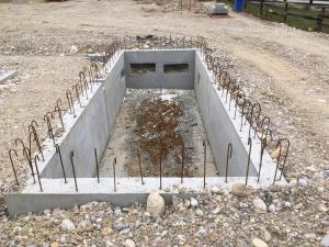 Mur en béton banché pour caniveaux de récupération des eaux