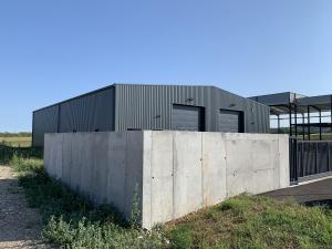 Réalisation des murs de clôture en béton banché