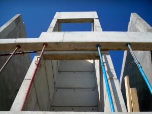 Cage d’ascenseur en béton banché à l’intérieur de la structure