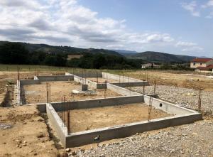 Mise en place de longrines en redans dû à une importante différence de niveau entre le point haut et le point bas de la maison