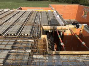 pose du plancher poutrelle hourdis et coffrage de la trémie d'escalier