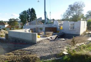 Elévation des murs du rez-de-chaussée en béton banché et en béton cellulaire après pose de la peinture bitumeuse et du delta MS avant remblayage