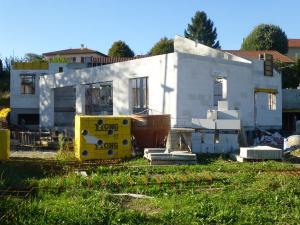 Elévation des murs en bloc de béton cellulaire et en béton banché