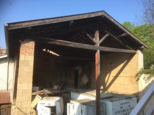 Démolition de l’ancien hangar avec dépose de la toiture et poutre bois, ainsi que le poteau porteur