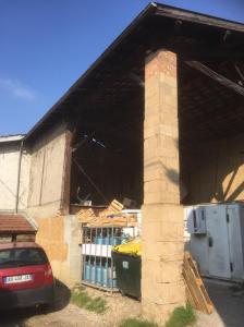 Démolition de l’ancien hangar avec dépose de la toiture et poutre bois, ainsi que le poteau porteur