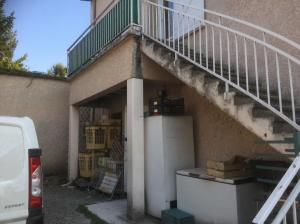 Démolition de l’escalier, du balcon et des poteaux BA attenant au bâtiment existant