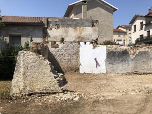 Démolition des murs en pisé pour mise à niveau sous dalle