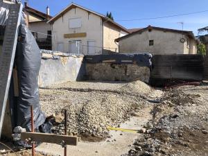 Protection de la tête de mur pisé pour éviter les infiltrations d’eau dans le mur 