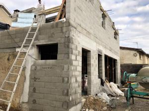 Arase béton sur les murs pisé et élévation des murs en agglo